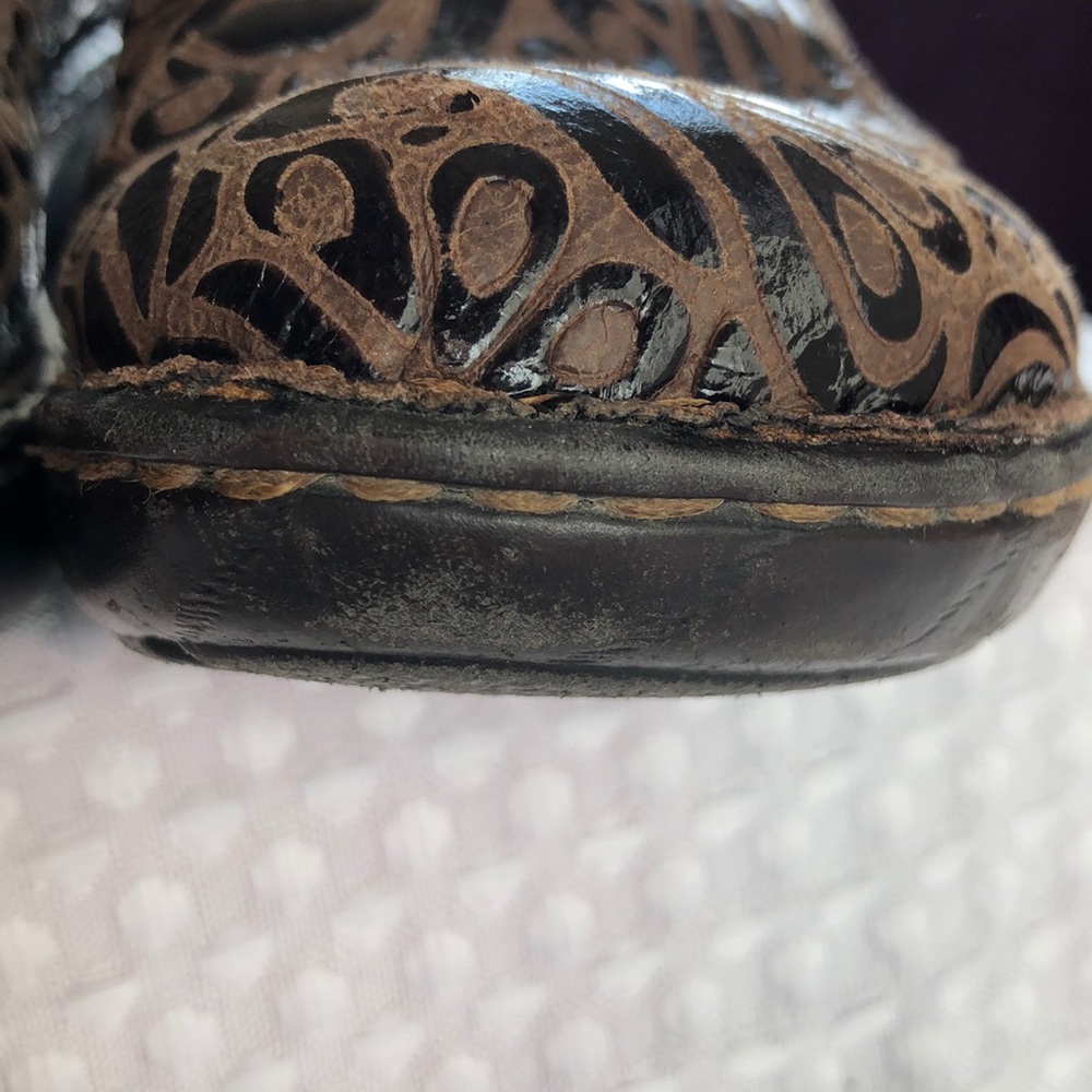 b.ø.c. Peggy Slip-On Embossed Clog - Picture 9 of 16